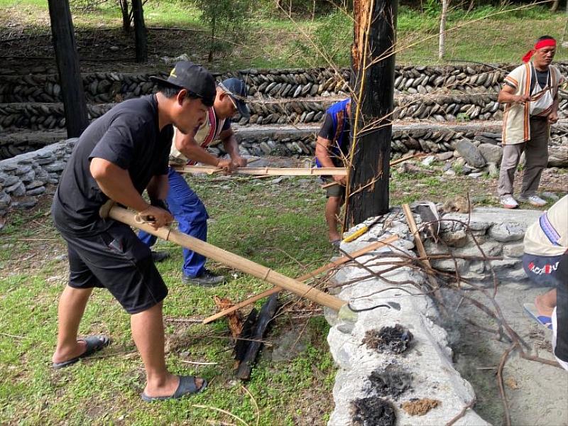 獵人團頒證儀式活動－取火智慧，族人們實作鑽木取火，體驗祖先傳承的生活智慧