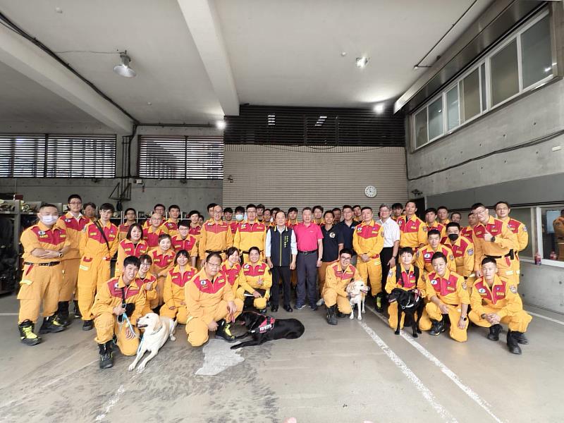 新北市消防局副局長陳國忠與新北、花蓮及台東消防局參與演練特搜人員合照