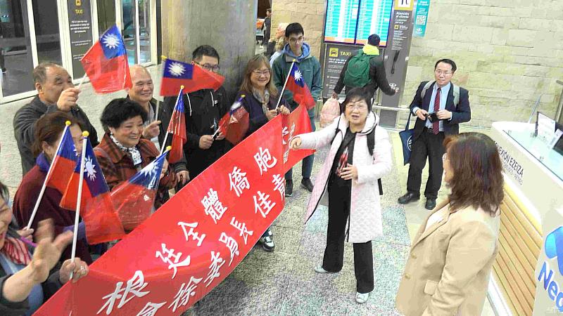 僑胞們熱烈歡迎徐佳青，旁為大使謝妙宏及僑務秘書丁健民