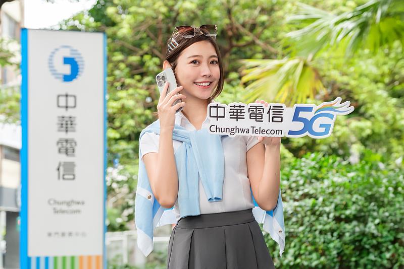 開學季來臨!即日起至10月31日申辦中華電信精采5G指定方案，享平板、降噪耳機雙重好禮0元起。