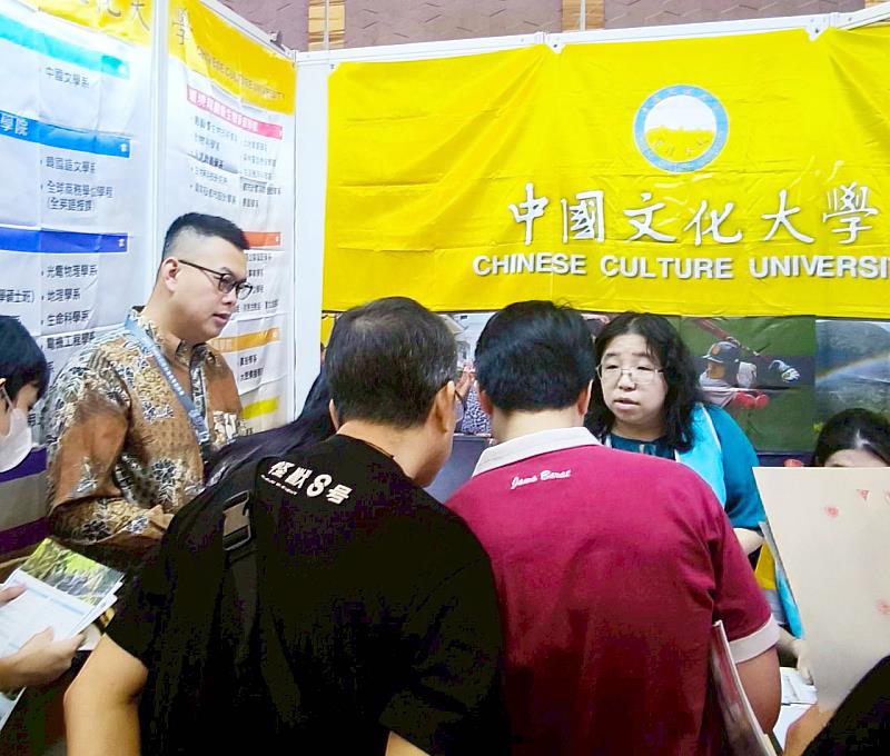 文化大學參加『2025印尼台灣高等教育展』，攤位現場吸引眾多學生與家長熱烈詢問。