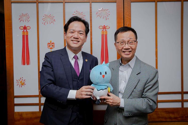 代理市長邱臣遠出席僑界晚宴,並致贈國策顧問林見松禮品竹市吉祥物「皮卡」玩偶。