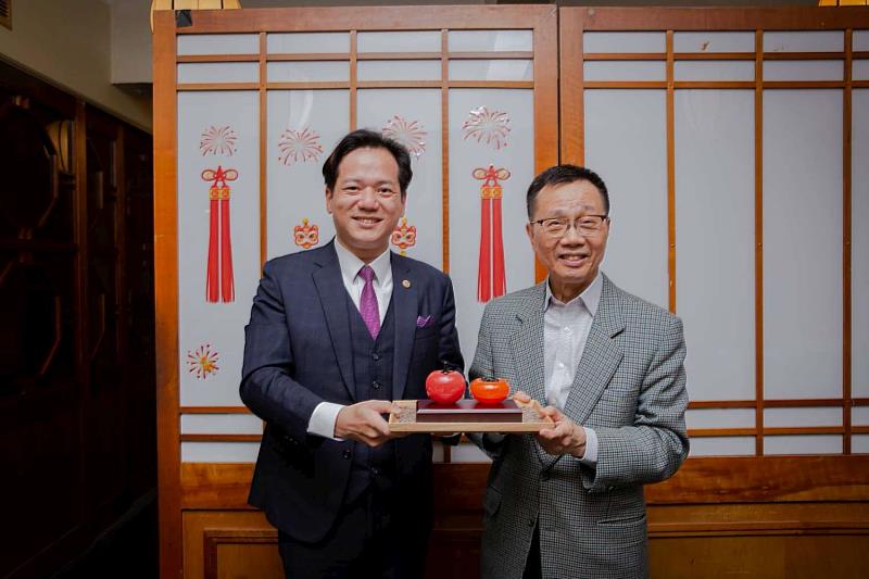 代理市長邱臣遠出席僑界晚宴,並致贈國策顧問林見松禮品一柿蘋安。