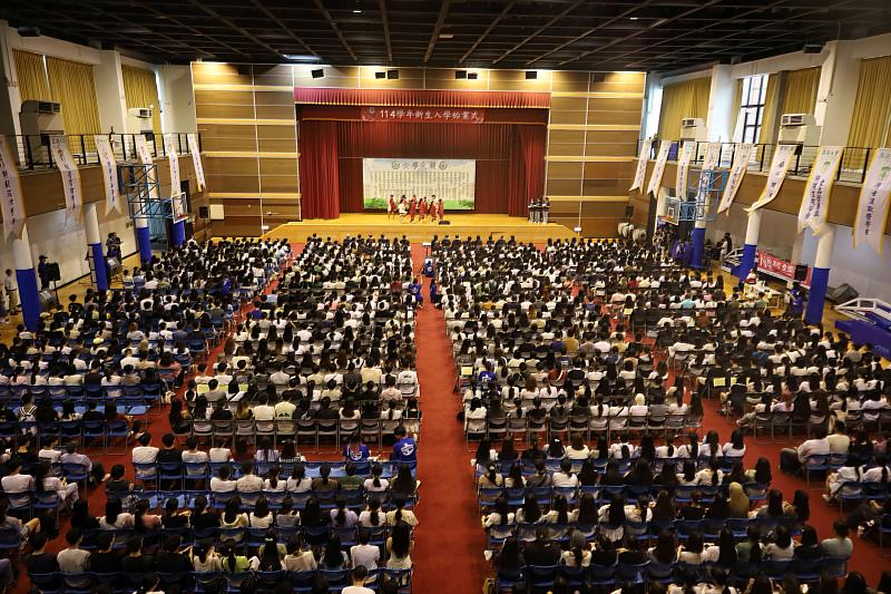 亞大新生始業式因新生人數眾多，分兩梯次舉行。