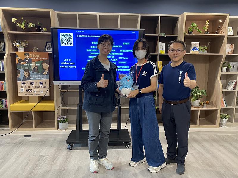 秘書長張治祥致贈新生竹市吉祥物「皮卡」玩偶