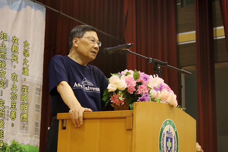 亞大校長蔡進發鼓勵新生,要善用學校資源學習。