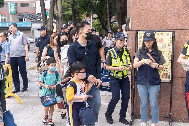 校園開學首日員警、志工守護孩童安心上課
