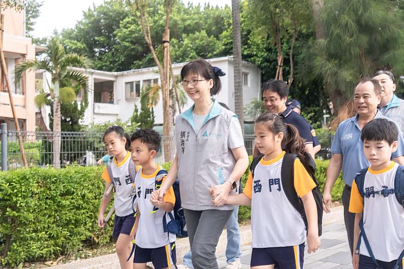 秘書長張治祥陪同學童進入校園，迎接全新的學年