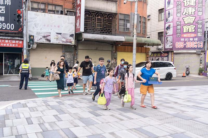 校園開學首日員警、志工守護孩童安心上課