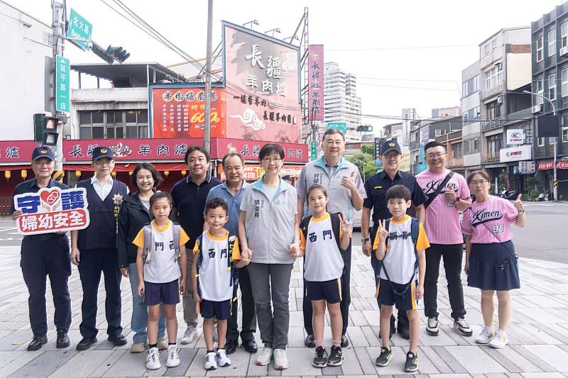 秘書長張治祥與西門國小學童合影