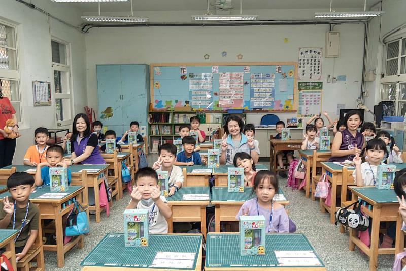 市府發送小一新生禮「皮卡潔牙組」,內含牙刷、牙膏及含氟漱口水