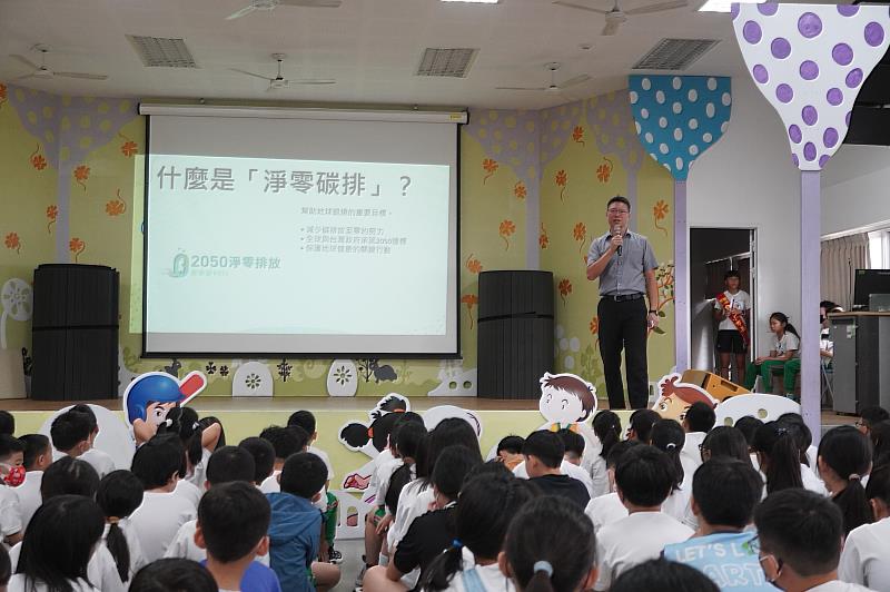 蘭潭國小開學典禮盛大舉行 小市長王詡彤帶領全校師生共倡淨零碳排行動