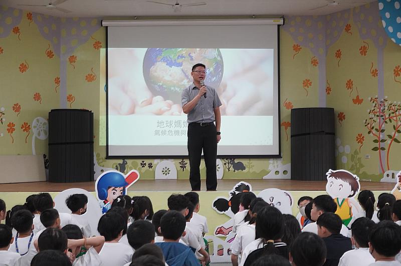 蘭潭國小開學典禮盛大舉行 小市長王詡彤帶領全校師生共倡淨零碳排行動