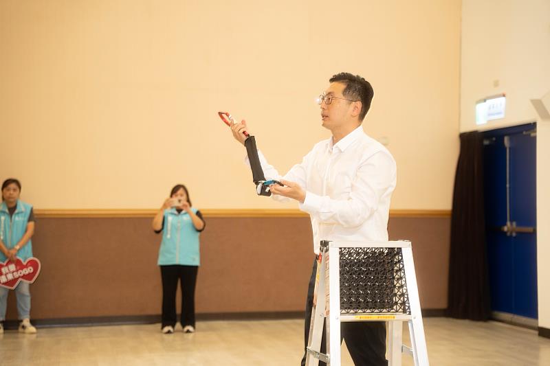現場安排「A字梯安全作業演練」,提醒勞工保持警覺