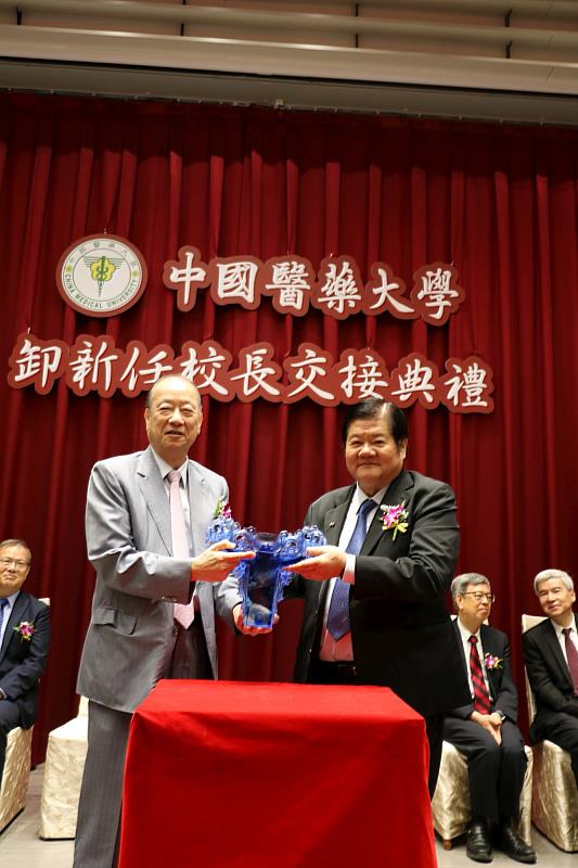 蔡長海董事長致贈卸任校長洪明奇院士紀念品。