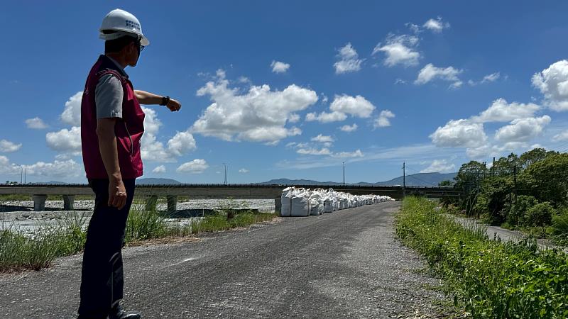 經濟部水利署九河分署於馬太鞍溪下流增設太空包現場照片(經濟部水利署九河分署提供)