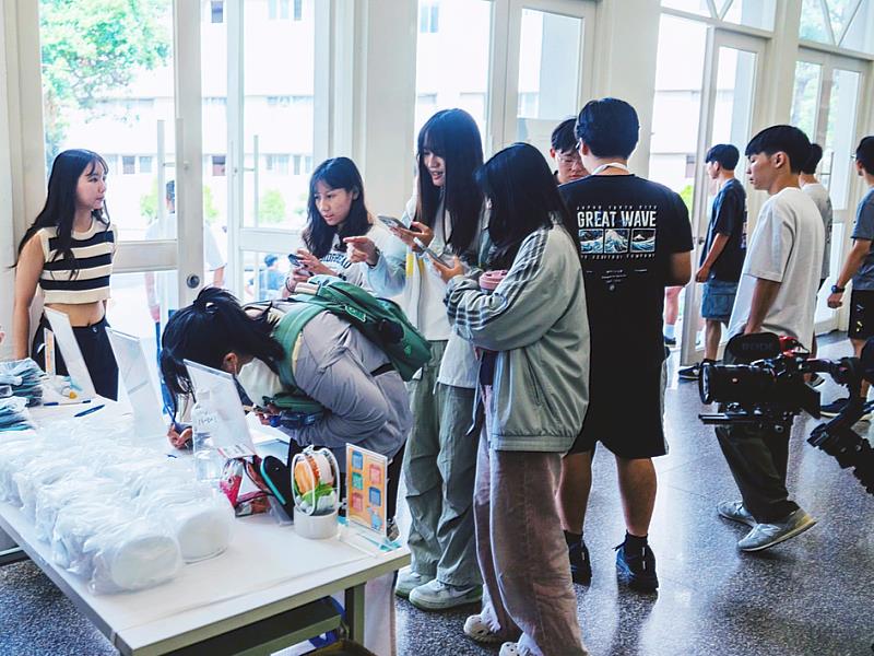 今年高科大學務處結合線上、線下的始業式活動，從八月起就陸續在線上專區上架數位新生手冊，並且善用社群平台設計新生活動，幫助新生逐漸建立接收官方資訊的管道，搭建未來與學生良性互動的橋樑。圖為推廣官方社群的擺攤現場。
