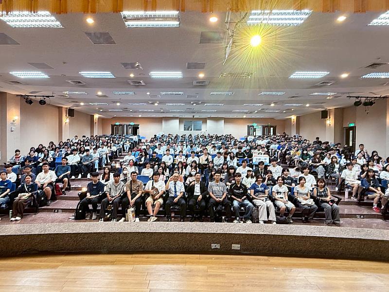 高科大今(1)日起連續4天舉行新生始業式活動，預計將有超過5,000名新生參加。今天分別在燕巢校區及建工校區舉辦3場次，明天起由楠梓校區及第一校區接棒，連續2天共6場，最後一天(4日)將在旗津校區舉行2場。圖為燕巢校區活動現場。