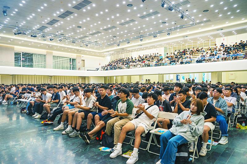 國立高雄科技大學今(1)日起連續四天展開馬拉松式新生始業式，跨五校區共舉辦11場新生始業式活動。新生始業式的宣導重點之一就是打造安全的校園生活，包括性平、霸凌、詐欺等宣導已成近年活動必要課程。圖為建工校區場次。