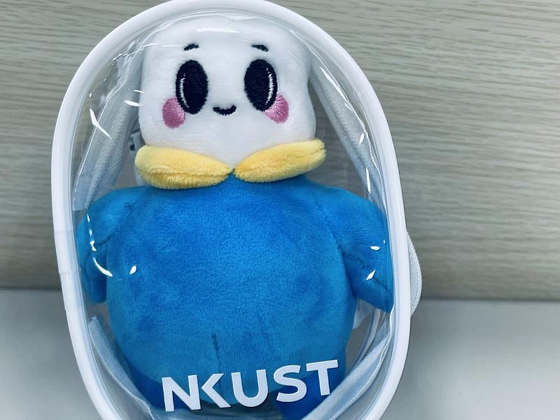 為了刺激學生參與各類新生活動，高科大學務處製作「高科時光啟航卡」、公關中心製作限量「娃包」、「收納包」，均在線上掀起詢問熱潮，順利帶起一波討論。圖為「娃包」樣品，內容物為高科大吉祥物諾斯。