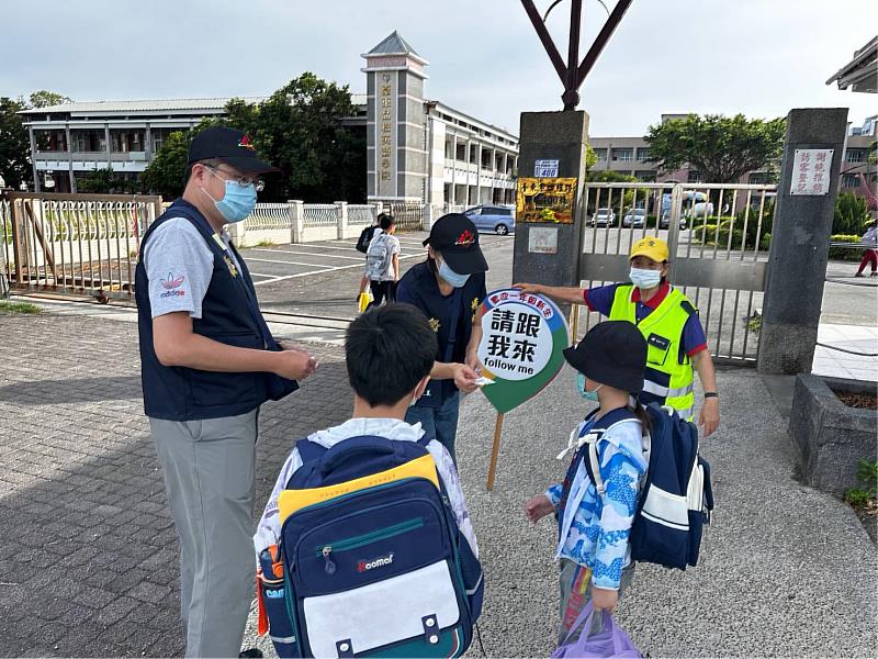 開學囉！臺東警方波麗士全面啟動「護童專案」吼哩揪安 與校方攜手守護學童安全並推廣「交通安全月」