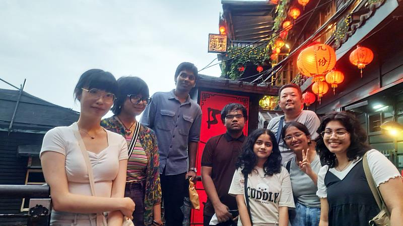 化學系謝忠宏副教授（後排右1）帶印度學生到九份參觀兼品茗，認識在地文化。（圖／淡江大學提供）