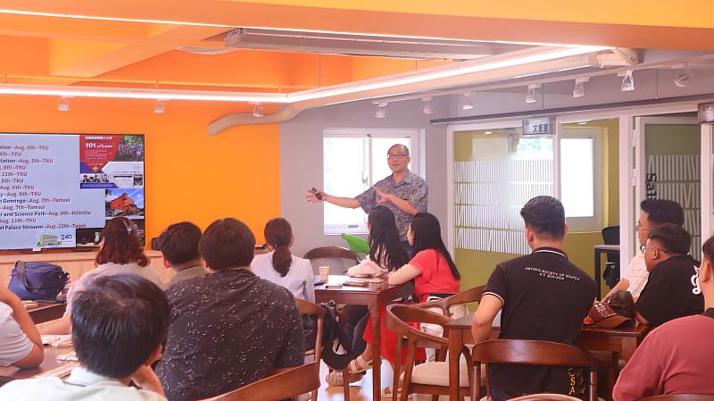 物理系莊程豪主任向學員們說明課程安排。(圖/淡江大學提供)