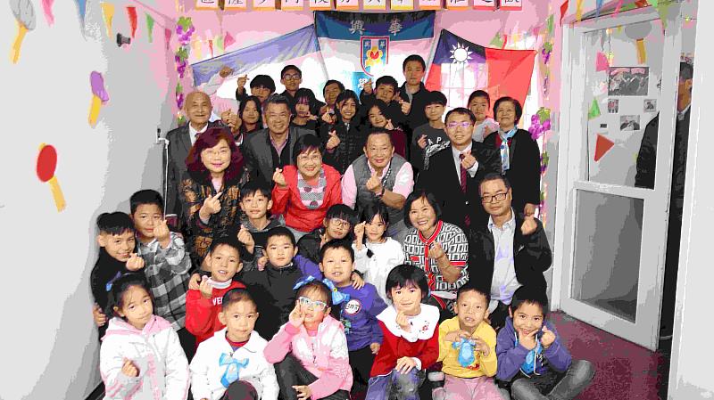 僑委會委員長徐佳青、駐阿根廷代表謝妙宏、僑務委員陳俊宏、僑聯會理事長洪瑞堂及僑務顧問洪國益與小朋友們合照