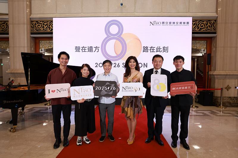 大合照：左起長笛演奏家陳廷威、副團長林麗如、首席客席指揮水藍、駐團藝術家陳毓襄、團長歐陽慧剛、鋼琴演奏家張凱閔