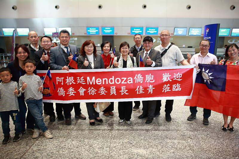 謝妙宏偕同仁，與陳俊宏、洪瑞堂及Mendoza省僑胞前往機場歡迎徐佳青蒞臨指導