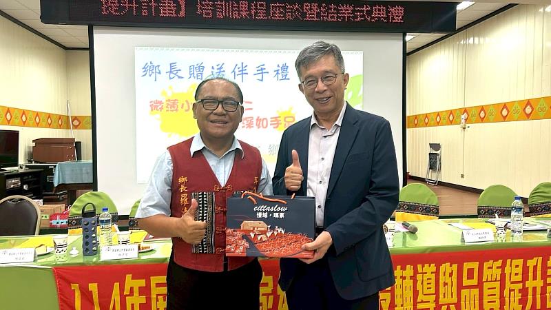 圖2、大仁科技大學郭代璜校長與屏東縣瑪家鄉羅清仁鄉長合影