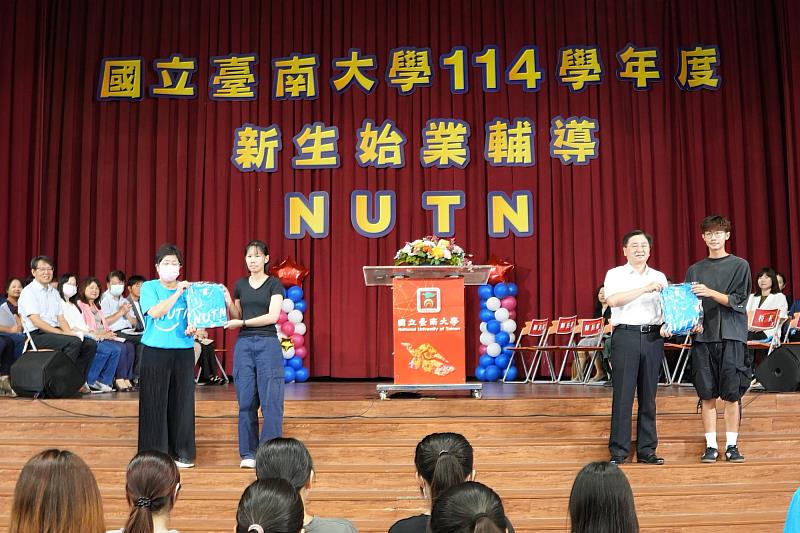 南大校長與副校長親手將「啟程之衣」贈予118級新生,象徵正式加入南大家庭。