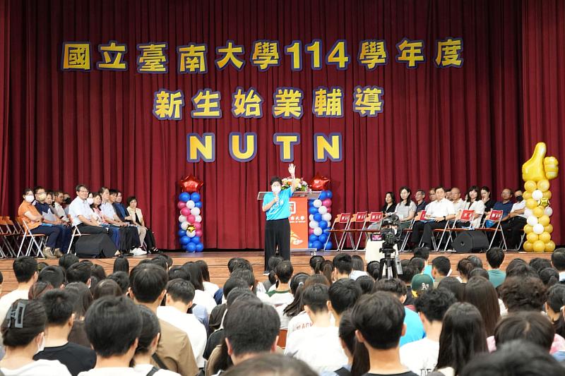南大校長陳惠萍於新生始業輔導中致詞，勉勵118級同學以感恩、韌性與AI素養開啟大學新生活。