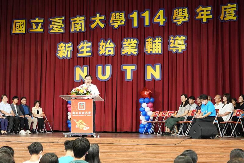 南大副校長以「三言兩語」與新生分享人生提醒,強調誠懇表達與培養幽默感的重要。