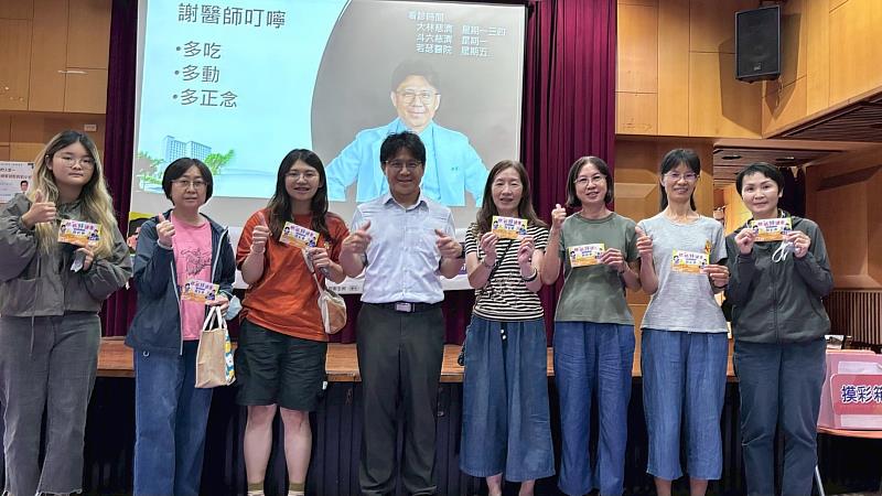 民眾與謝明宏醫師合影