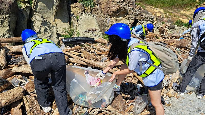 志工齊聚和平島 攜手淨灘護海洋