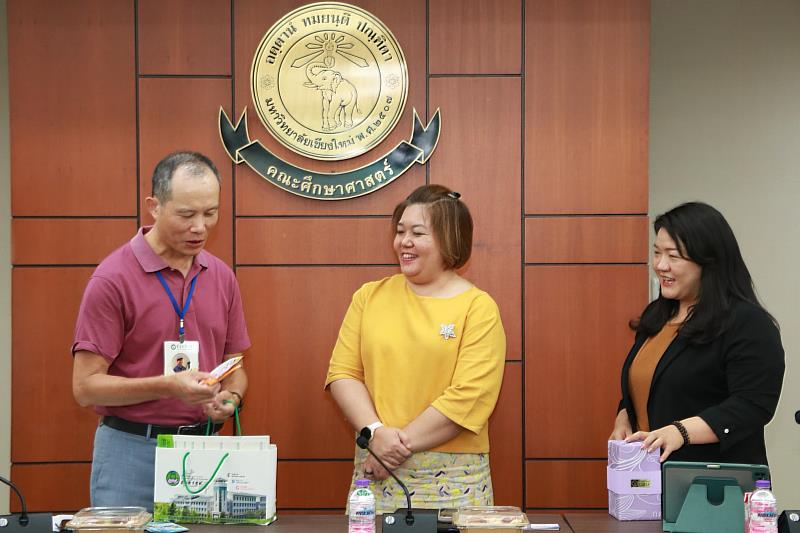 泰國清邁大學教育學院Dr. Tipparat  Noparit與張德勝教授交換禮品。