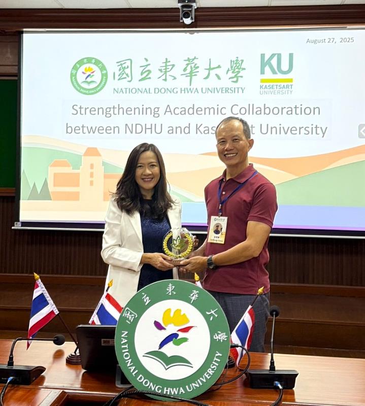 代表團致贈東華大學花師教育學院禮品。