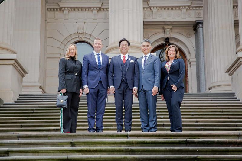 代理市長邱臣遠與議會友台小組共同主席Brad Rowswell（左2）、上議院議員Renee Heath（左1）、下議院議員Daniela De Martino（右1）及駐墨爾本台北經濟文化辦事處呂明澤處長（右2）於維多利亞州議會前合影