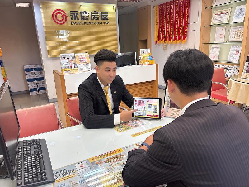永慶房屋陳翊昇店長(後)表示，要成就頂尖的房仲，要先把自己變成客戶，反思自己給出去的建議。