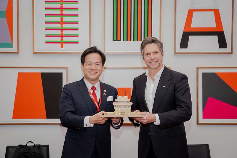 代理市長邱臣遠致贈竹市東門城石雕予墨爾本市長Nicholas Reece