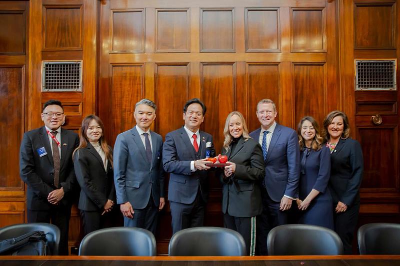 代理市長邱臣遠致贈玻璃藝品「柿柿蘋安」予上議院議員Renee Heath（右4）、議會友台小組共同主席Brad Rowswell（右3）、下議院議員Kat Theophanous（右2）、Daniela De Martino（右1）