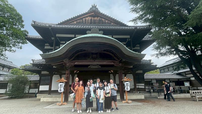 東華大學師生走訪栗林公園，進行深度文化學習合照。