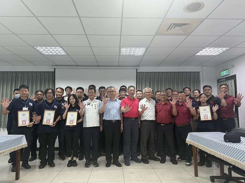 消防局陳崇岳局長與南亞塑膠企業義消合照