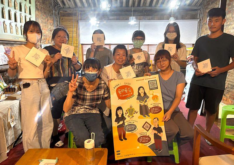 漆線雕傳統工藝課程圓滿結束。圖為學員們與黃湘敏藝師（後排左4）和作品的溫馨大合照，見證這項珍貴工藝的傳承與推廣。