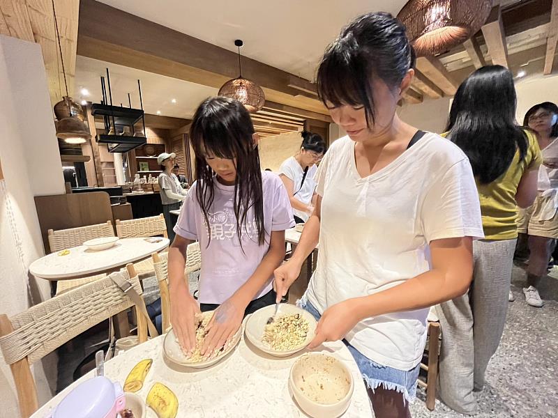 Parents and children engaged hands-on with food, turning sustainability into everyday action.
