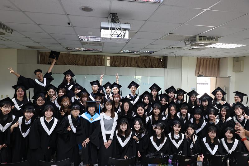 亞大聽語系今年應屆畢業生,聽力師、語言治療師國考通過率100%,且連續2年維持此一驚人實力。