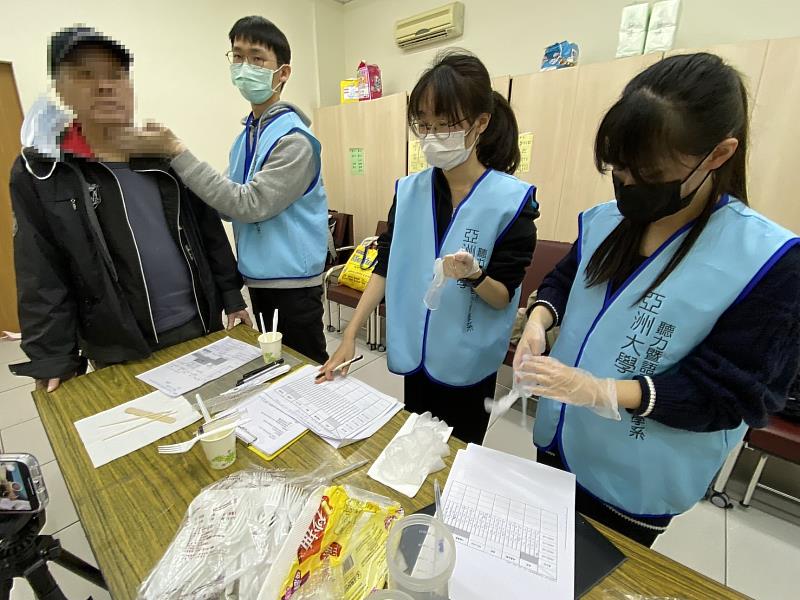 亞大聽語系同學,到長照機構實習,為長者進行吞嚥能力評估,強化實務專業能力。