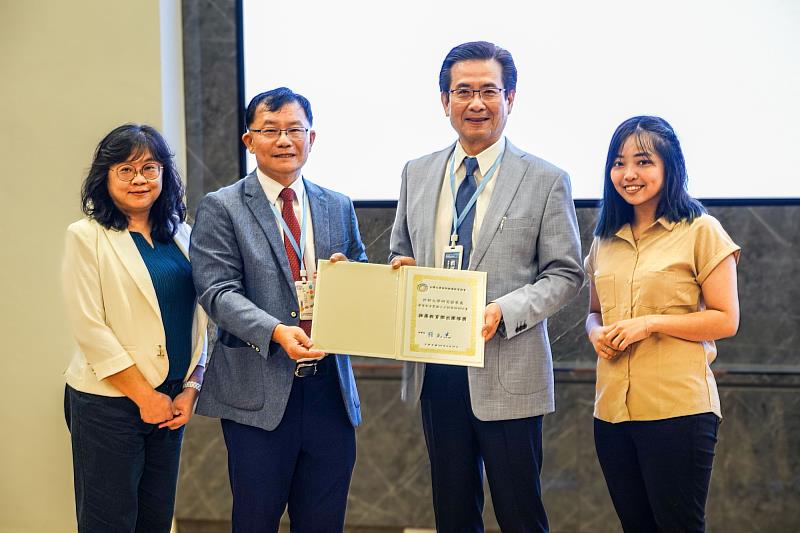 台灣大專校院推廣教育協會理事長張元杰（左2）頒發推廣教育傑出團隊獎，世新大學研發長賴建都（右2）率產學暨推廣中心同仁領獎。（世新大學提供）