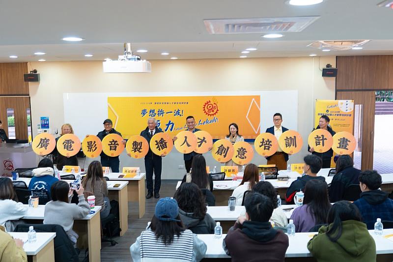 世新大學「廣電影音製播人才創意培訓計畫」獲台灣大專校院推廣教育協會頒發推廣教育傑出團隊獎。（世新大學提供）